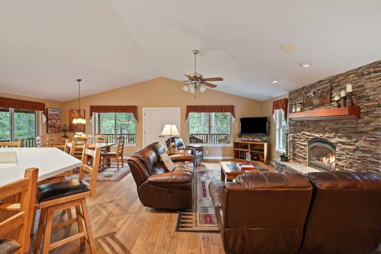 164 Jillian - Private, Peaceful Near Deschutes River, Hot Tub, Fenced Yard, Ping Pong, & Foosball — photo 4