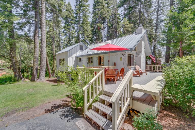 < 2 Blocks to Lake Tahoe: Family Home Near Skiing — photo 2