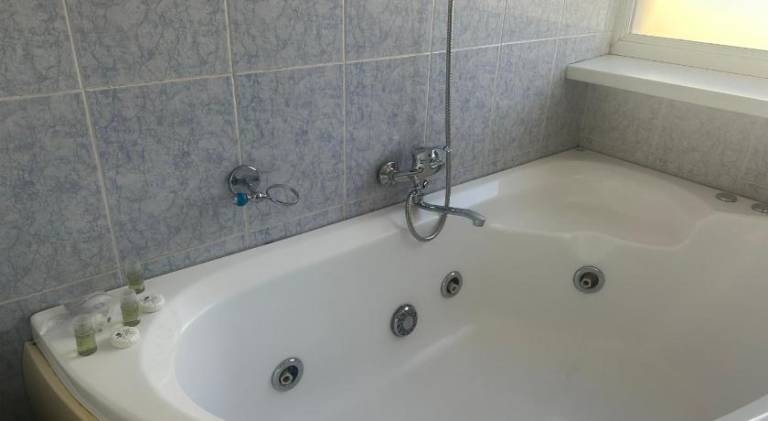 Beautiful rental apartment with hot tub | Close to Romanian Patriarchal Cathedral | Pet-friendly — photo 3