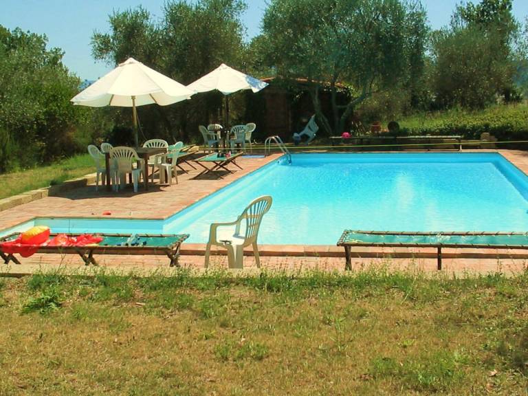 Apartment 'Casa Gialla A Murlo' with Shared Pool, Wi-Fi and Air Conditioning in Murlo