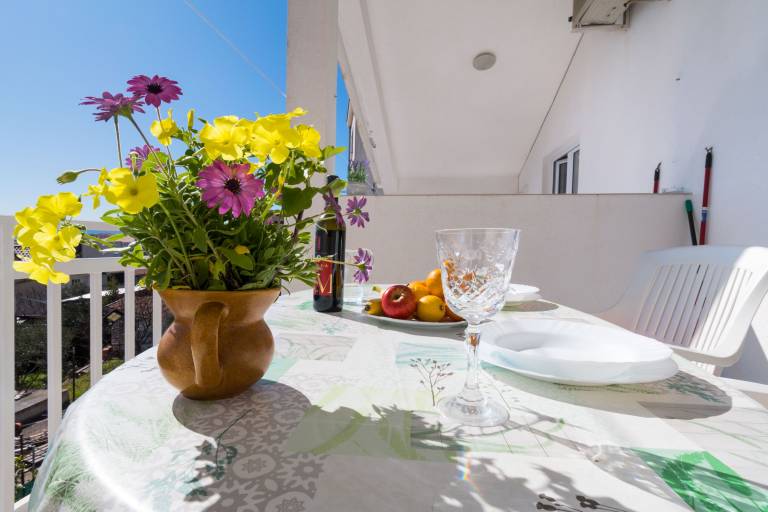 Rental apartment with barbeque & patio | Sea view — photo 3