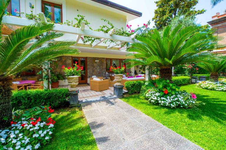 SorrentoVibes - Villa in Sorrento Center gardens & outdoor space — photo 2