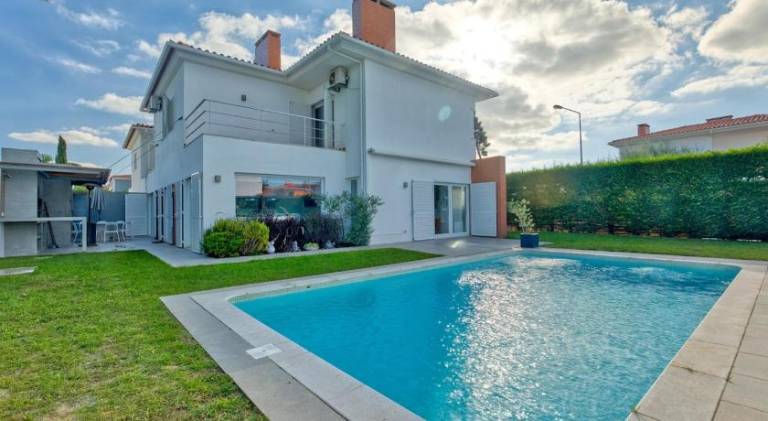 House with private pool, barbeque & patio in Almada