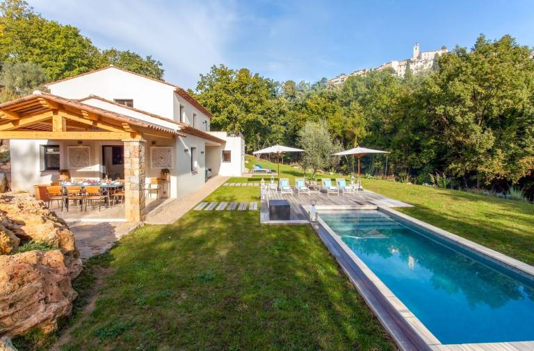 Villa with barbecue, terrace & yard in Valbonne