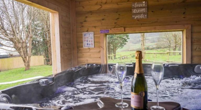 Pure relaxation at it's finest, offering moments of harmony and tranquillity - Sauna & Hot tub — photo 3
