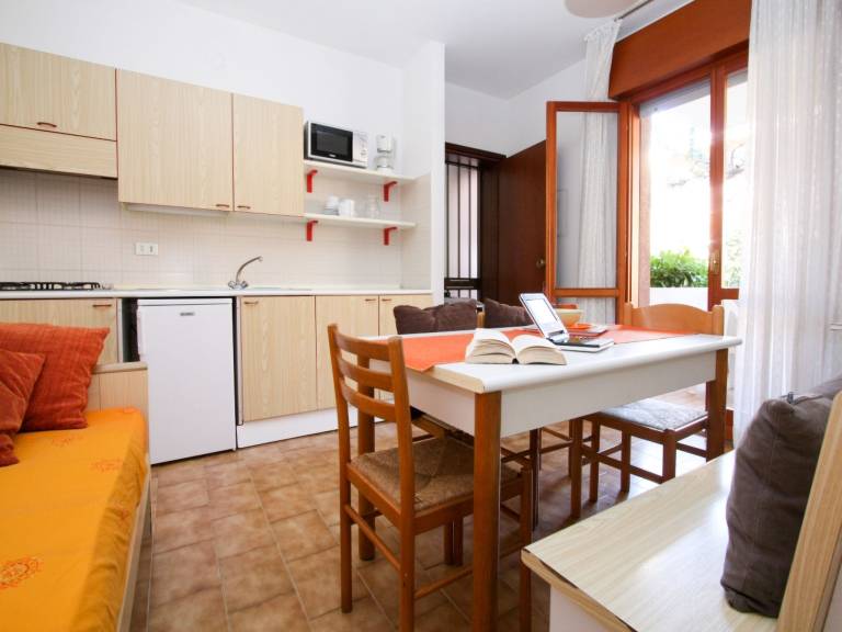 Holiday apartment with patio & pool | Pet-friendly — photo 3