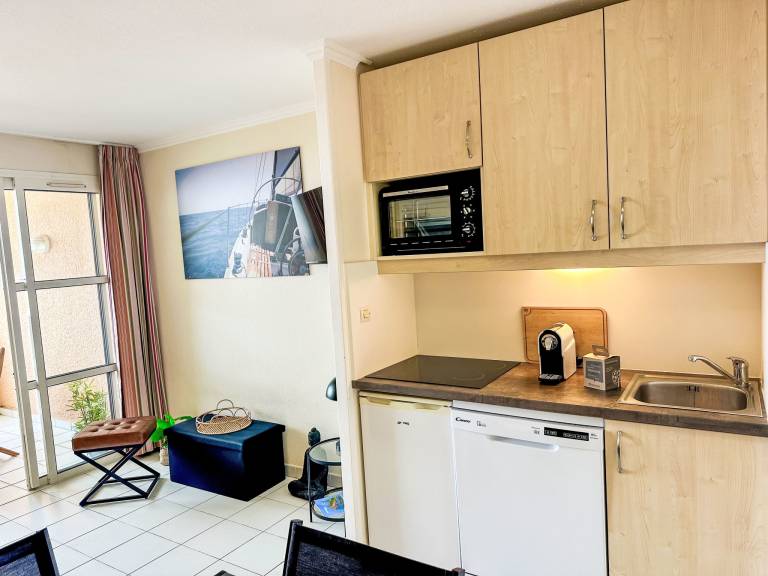 Family-oriented rental apartment with patio, pool & yard | Sea view | Dogs allowed — photo 3