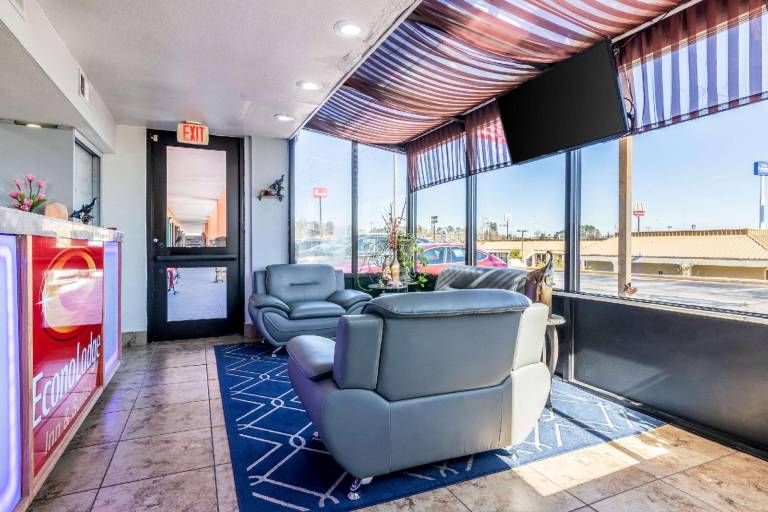 Econo Lodge Inn & Suites Macon North — photo 2