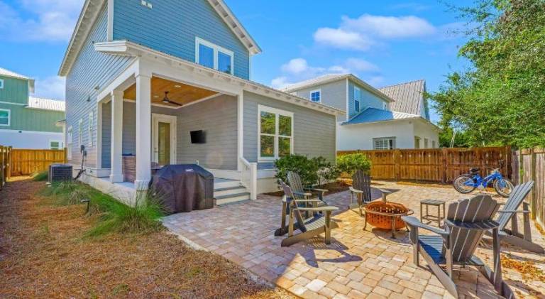 Vacation home with pool — photo 4