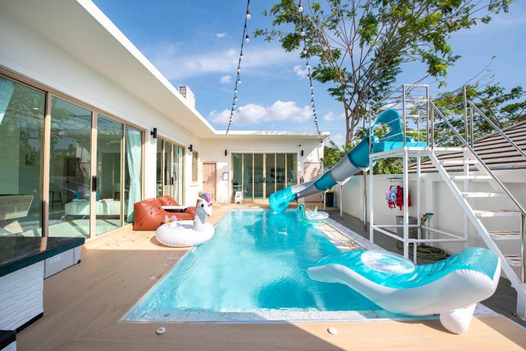 Villa with patio, BBQ & private pool in Sattahip