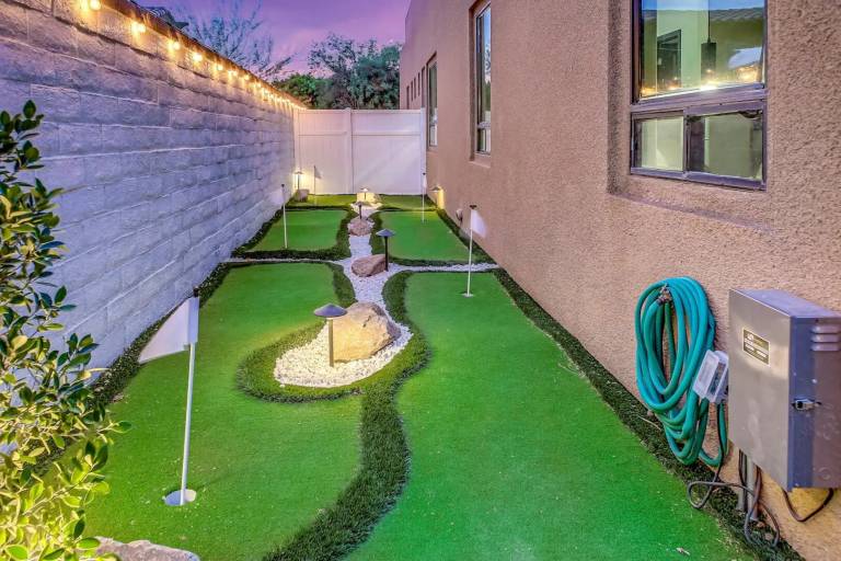 Vacation home with private pool — photo 4