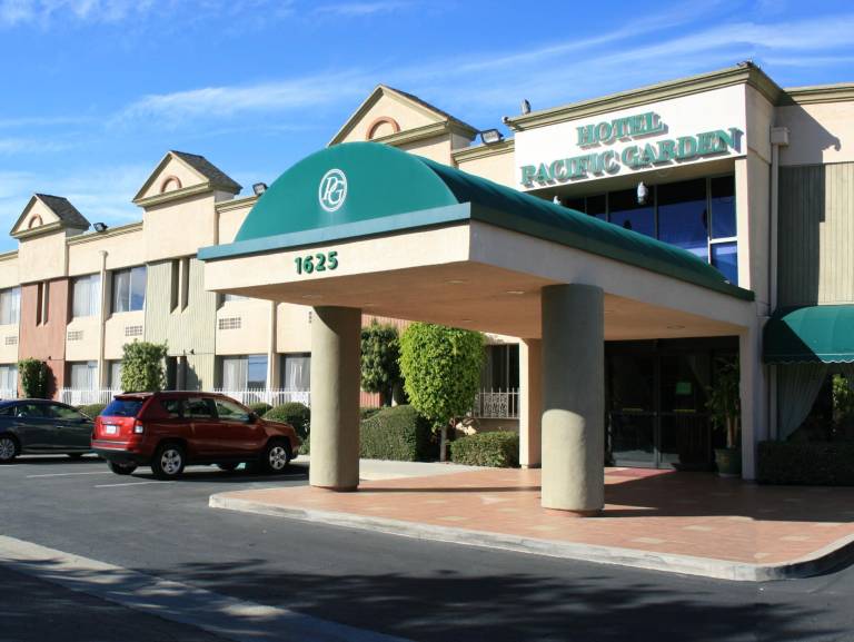 Hotel Pacific Garden near LAX and Sofi stadium