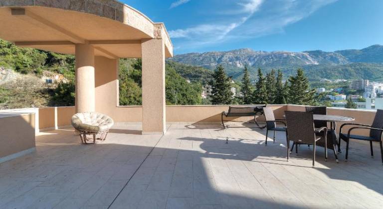 Rental apartment with patio — photo 3