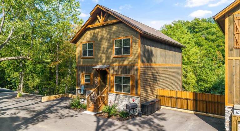 House with pool & hot tub in Pigeon Forge, TN