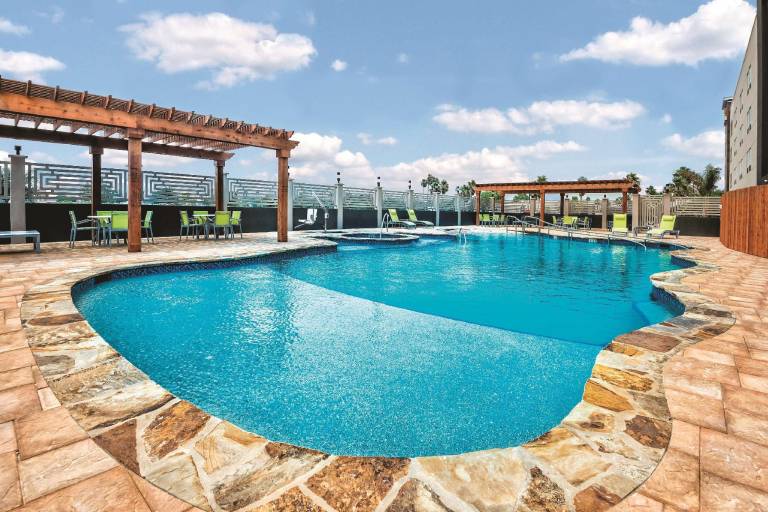 La Quinta Inn & Suites by Wyndham McAllen Convention Center — photo 3