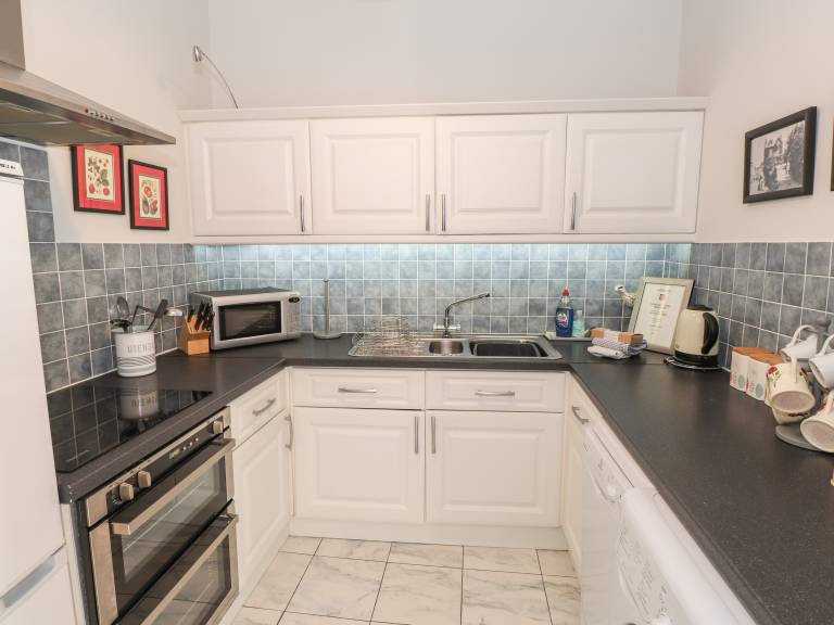 Cottage with garden — photo 4