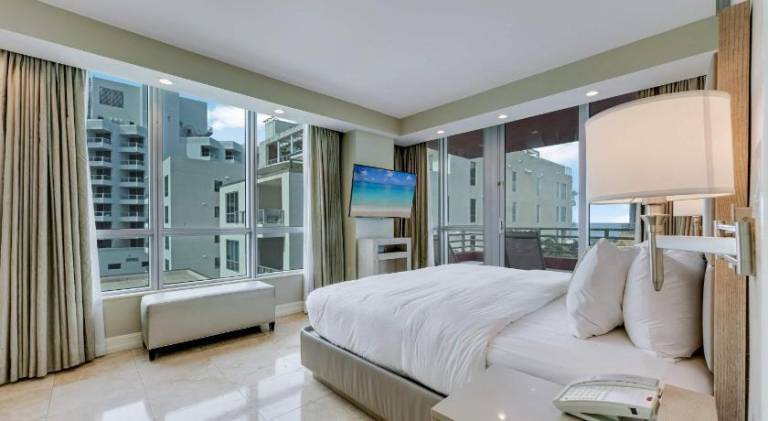 Oceanfront Retreat- South Beach Pool Amenities — photo 2