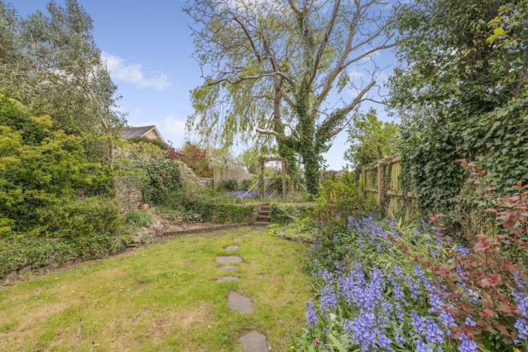 Cottage with garden — photo 5