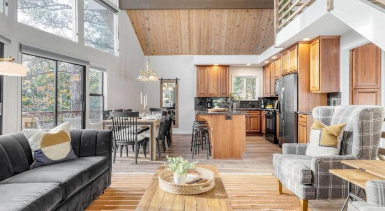 Vacation home with barbeque, patio & hot tub — photo 3