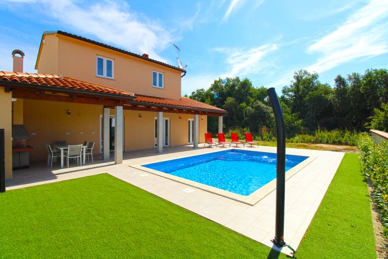 Family-oriented vacation home with BBQ, patio & pool | Pet-friendly — photo 3