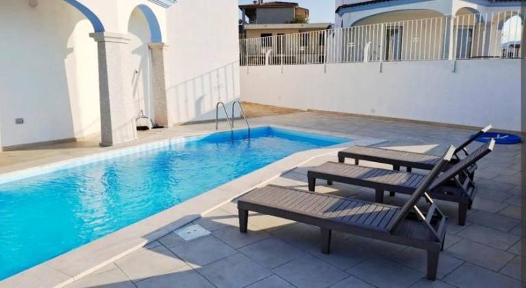 Villa with pool — photo 4