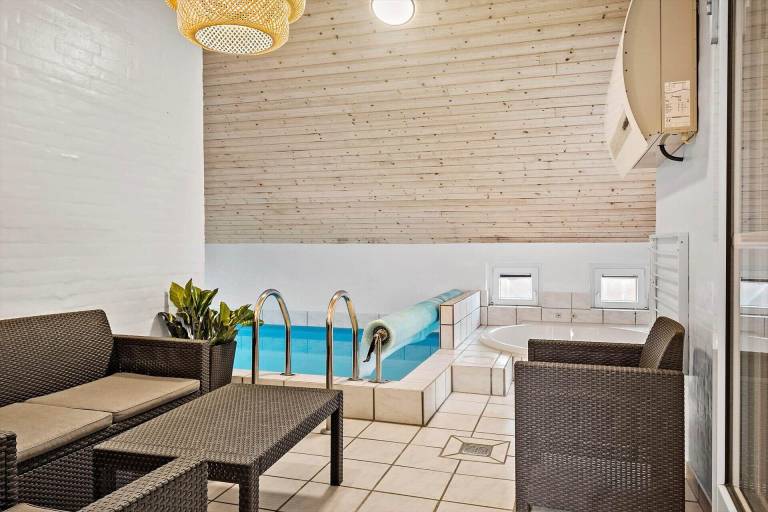 Vacation home with sauna, jacuzzi & pool — photo 2