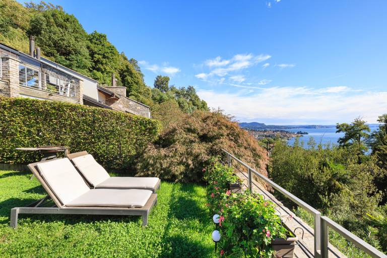 Child-friendly apartment with grill, terrace & garden | Lake view | Pets allowed in Verbania