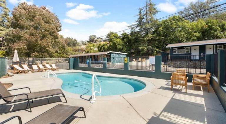 Apartment with pool — photo 4