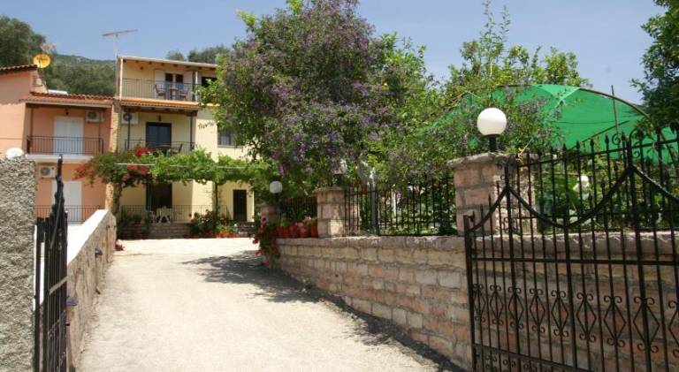 Charming holiday apartment with terrace & garden | Next to the beach | Dogs allowed in Parga