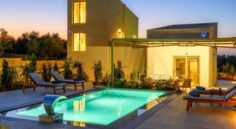 Villa with yard, patio & private pool in Heraklion