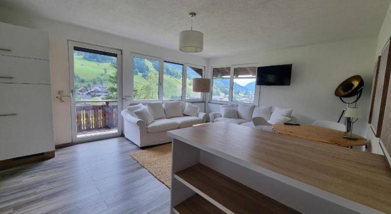 Rental apartment with patio — photo 2