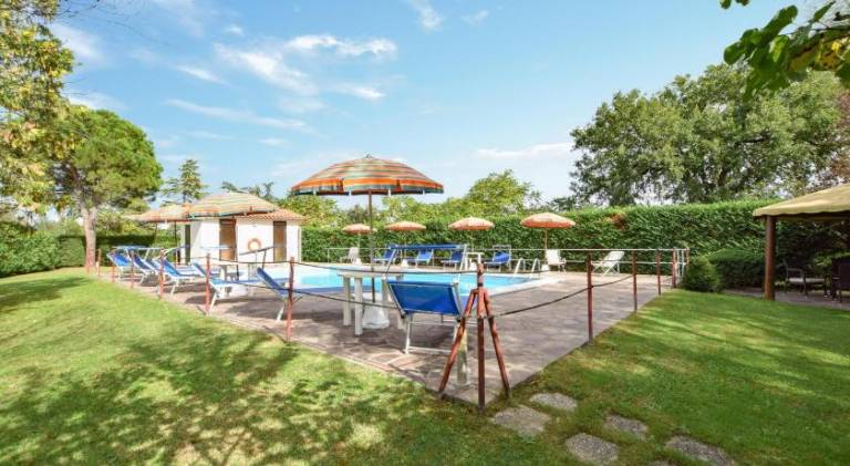Apartment with pool — photo 3
