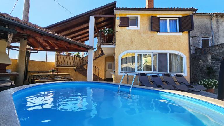Fully equipped villa with yard, terrace & private pool | Pet-friendly in Porec