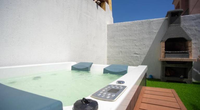 House with hot tub — photo 4
