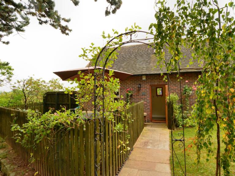 Vacation home with garden, patio & barbecue in Bridgnorth