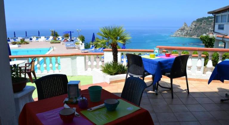 Pleasant serviced apartment with garden, pool & terrace | Beach nearby | Pets are welcome — photo 3