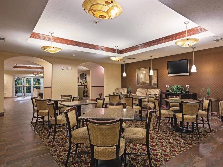 La Quinta Inn & Suites by Wyndham Cleburne — photo 4