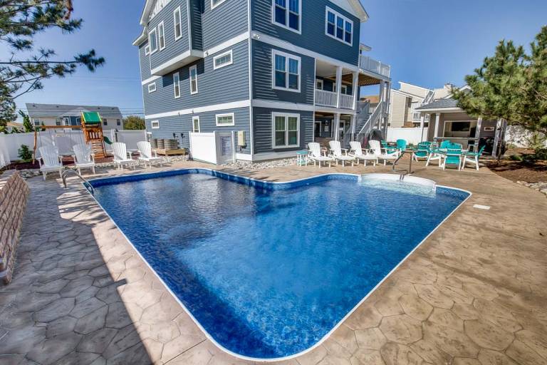 Vacation home with private pool, jacuzzi & barbeque — photo 3