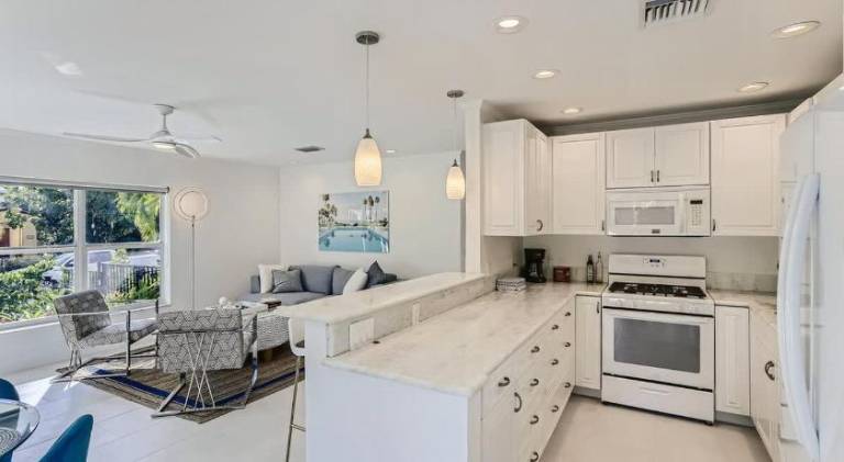 Vacation home with pool | Pet-friendly — photo 4