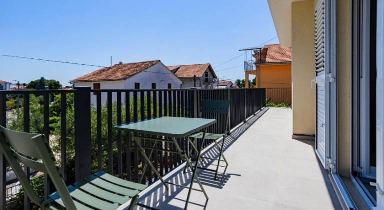 Holiday apartment with garden & patio — photo 4