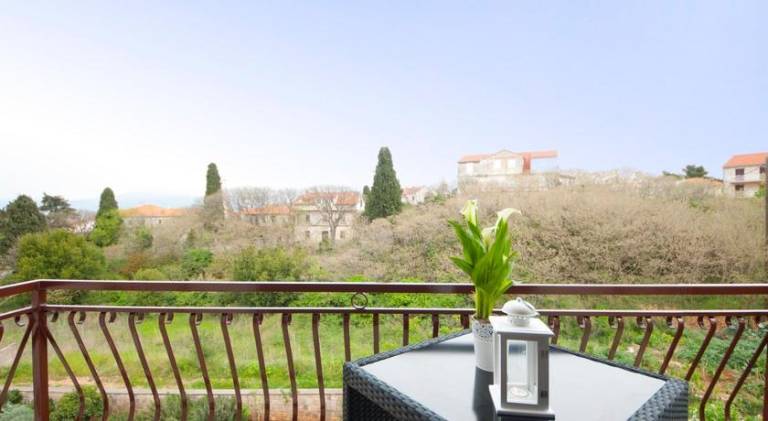 Holiday apartment with patio, barbecue & garden in Supetar