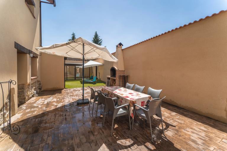 Vacation home with private pool, yard & BBQ — photo 4