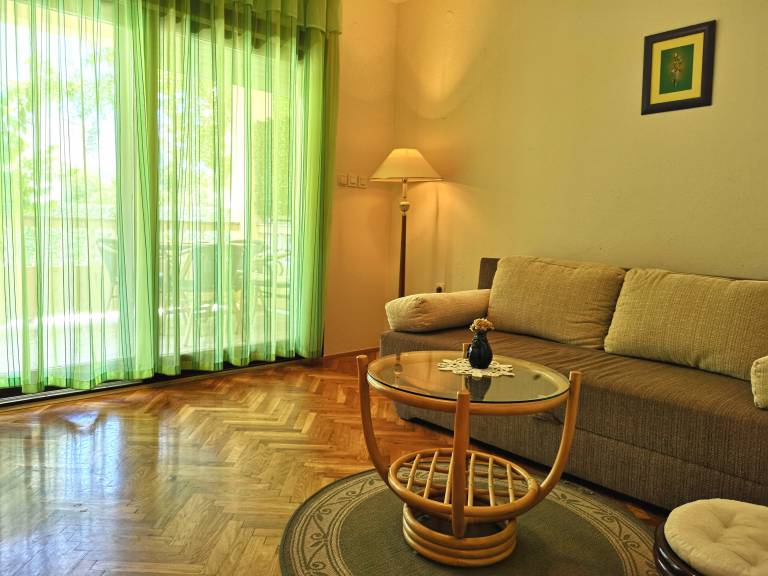 Holiday apartment with terrace, BBQ & pool — photo 3