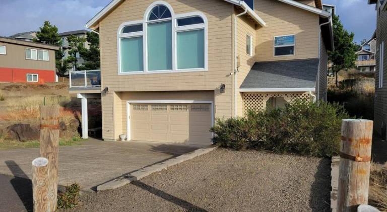Vacation home with jacuzzi in Tillamook, OR