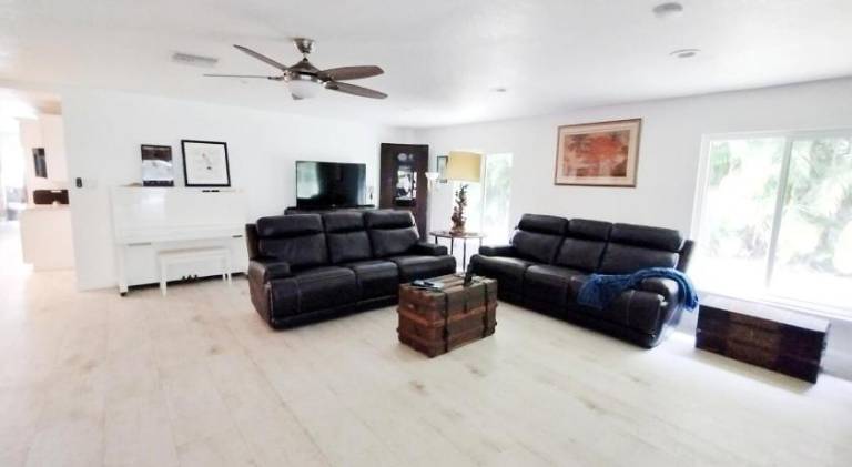 Big vacation home with pool | Pet-friendly — photo 4