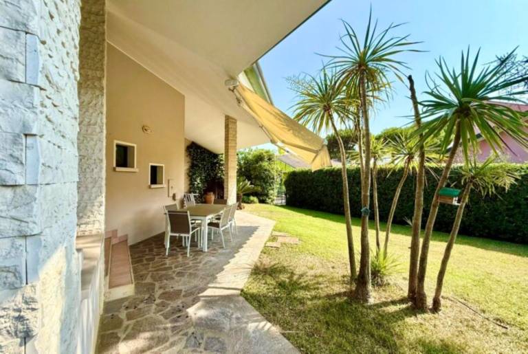 Family-friendly charming villa with barbecue, private pool & patio | Water view | Next to the beach | Pets allowed — photo 4