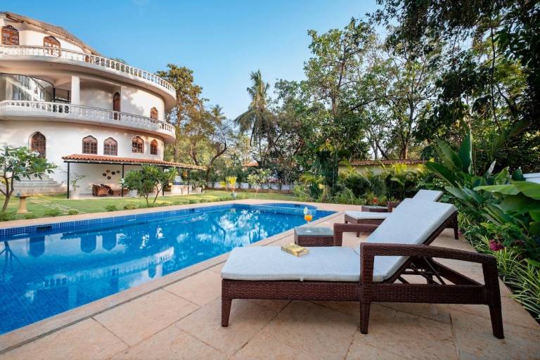 Villa with jacuzzi, yard & patio in Anjuna