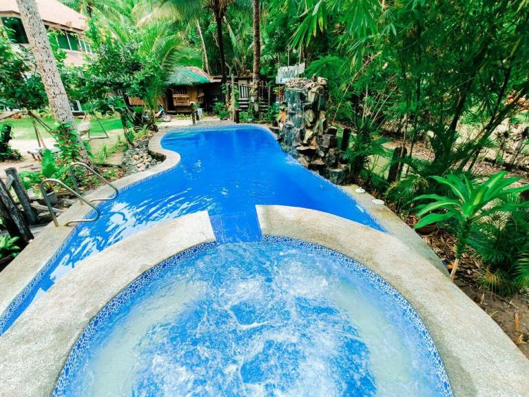 Vacation home with barbecue, pool & yard — photo 2