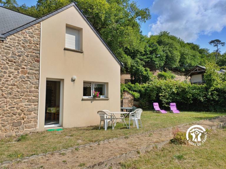 Cottage with garden & BBQ in Mayenne