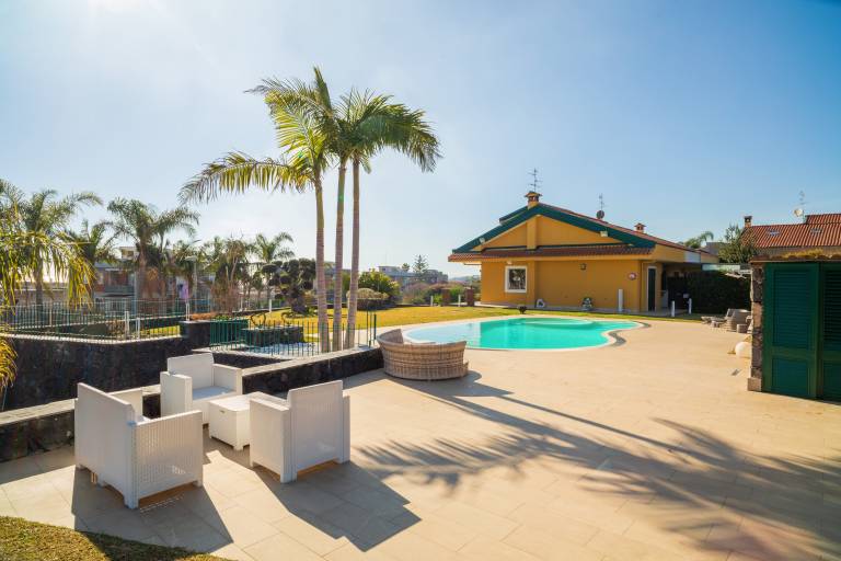 Holiday apartment with jacuzzi, garden & patio | Lake view in Acireale